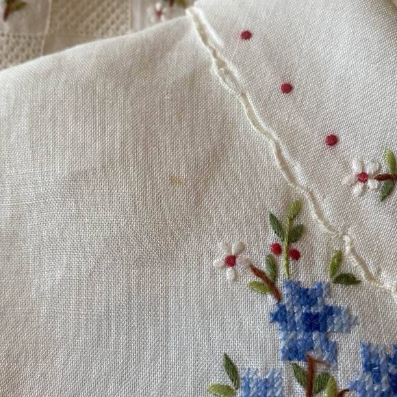 Vintage XS/S ivory/blue hand embroidered and cross-stitched short sleeve blouse - Picture 9 of 9